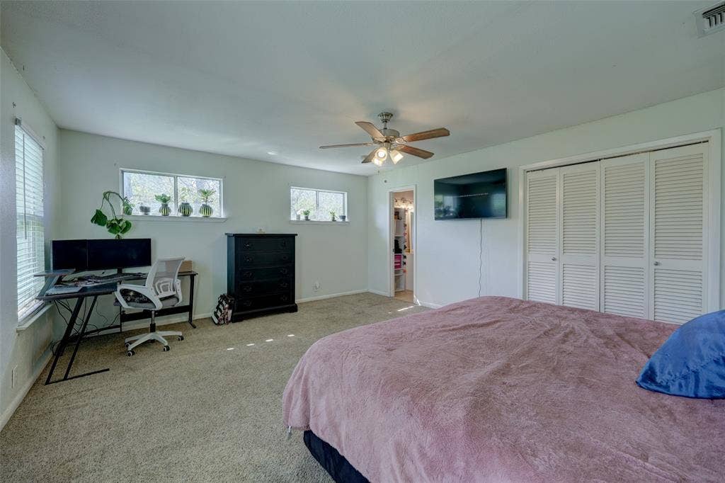 901 Elizabeth Boulevard, Granbury, TX 76048 Ample space to create a sitting area