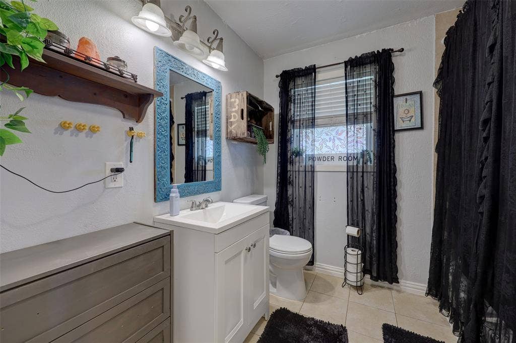 901 Elizabeth Boulevard, Granbury, TX 76048 Main bathroom