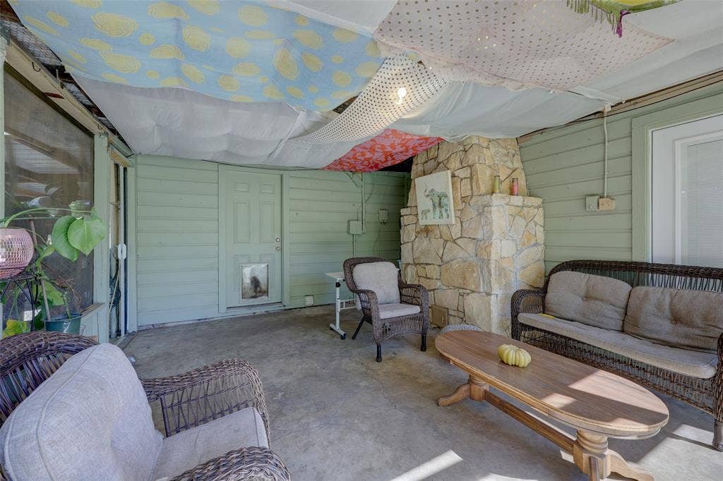 901 Elizabeth Boulevard, Granbury, TX 76048 Great place to hang out