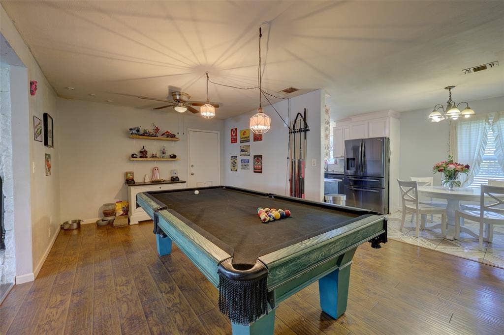 901 Elizabeth Boulevard, Granbury, TX 76048 Plenty of space for larger dining table Garage access