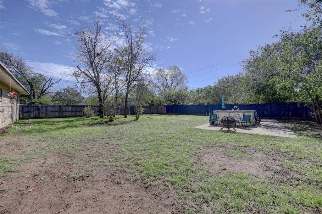 901 Elizabeth Boulevard, Granbury, TX 76048 expansive back yard with above ground pool on concrete slab