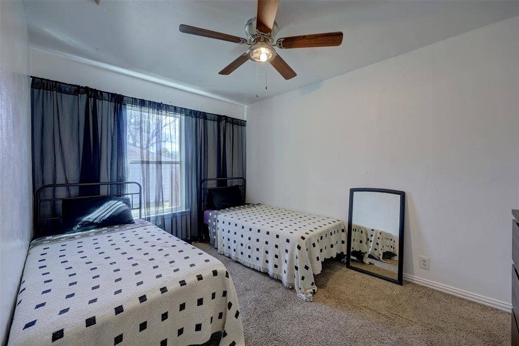 901 Elizabeth Boulevard, Granbury, TX 76048 Second bedroom