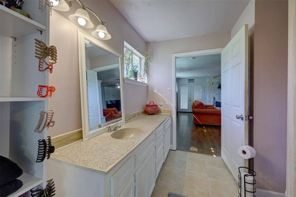 901 Elizabeth Boulevard, Granbury, TX 76048 901 Elizabeth Boulevard, Granbury, TX 76048