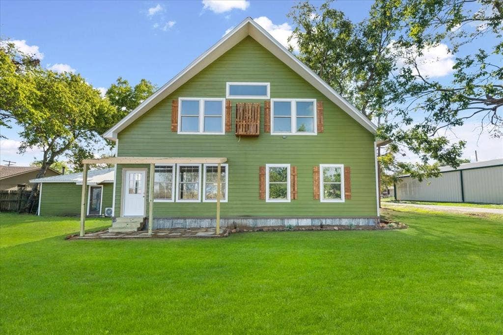 300 E 3rd Street, Blooming Grove, TX 76626