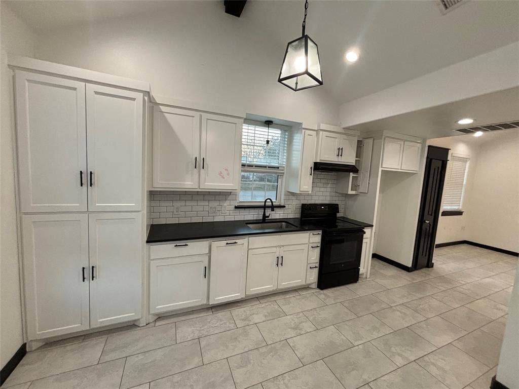 300 Avenue B, Ennis, TX 75119