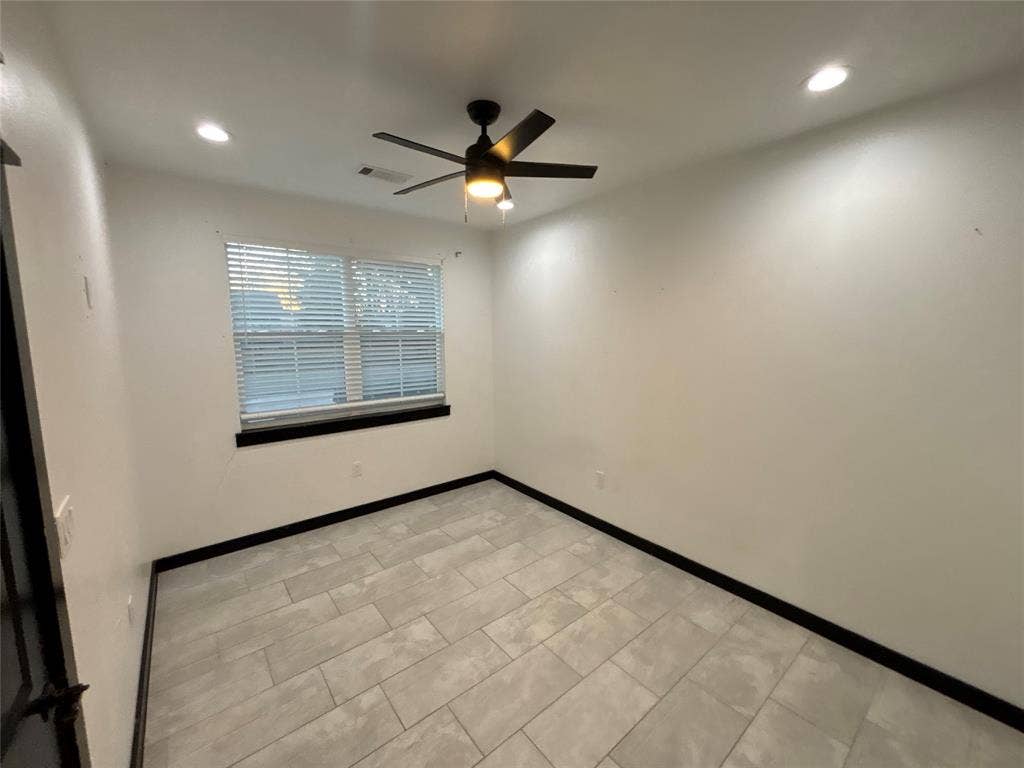 300 Avenue B, Ennis, TX 75119