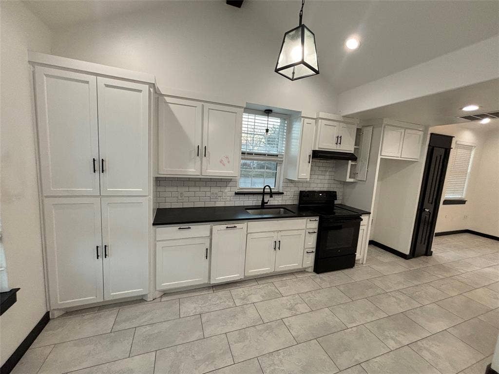 300 Avenue B, Ennis, TX 75119