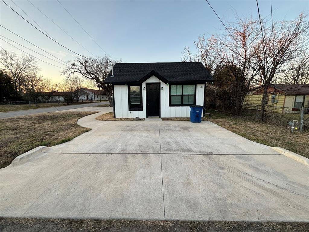 300 Avenue B, Ennis, TX 75119