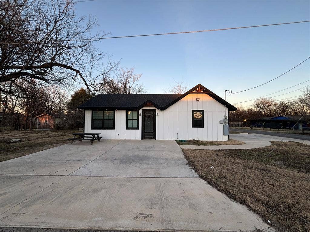 300 Avenue B, Ennis, TX 75119