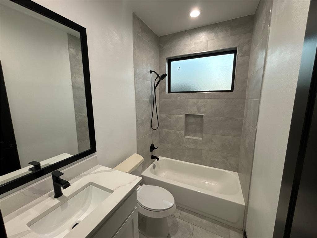 300 Avenue B, Ennis, TX 75119