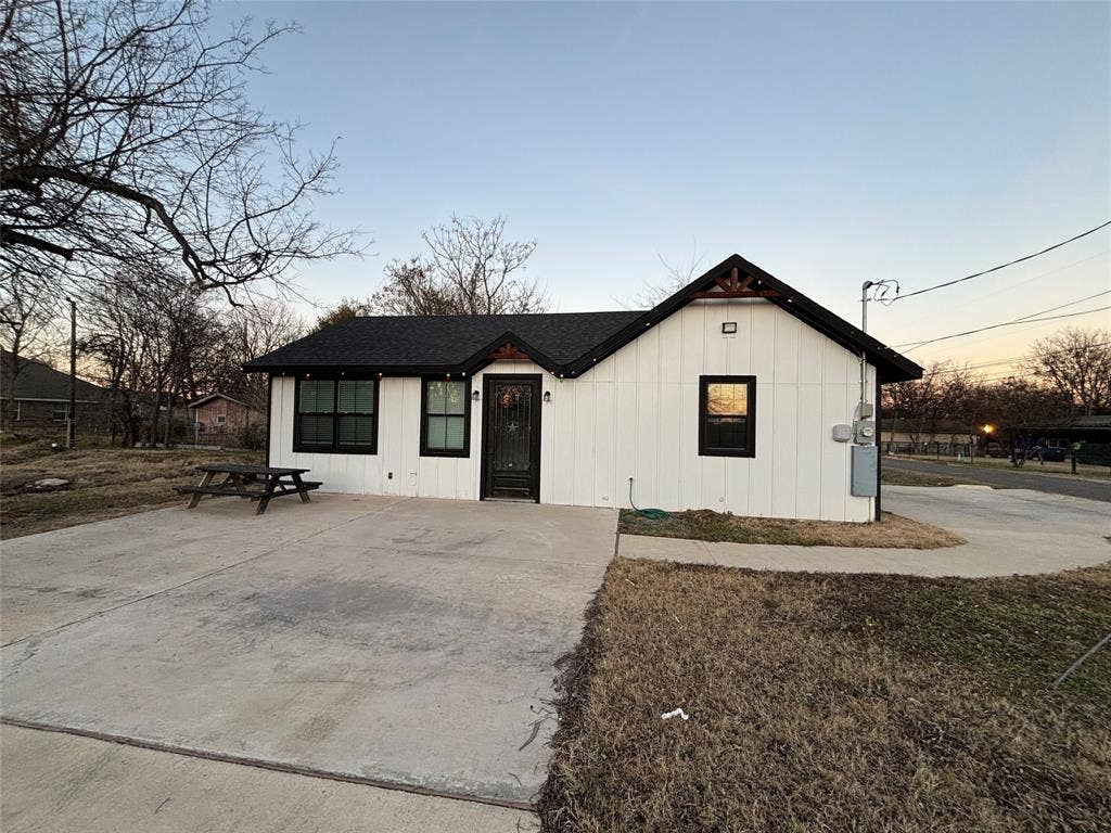 300 Avenue B, Ennis, TX 75119