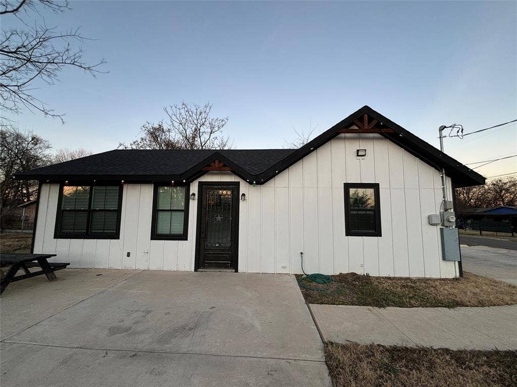 300 Avenue B, Ennis, TX 75119