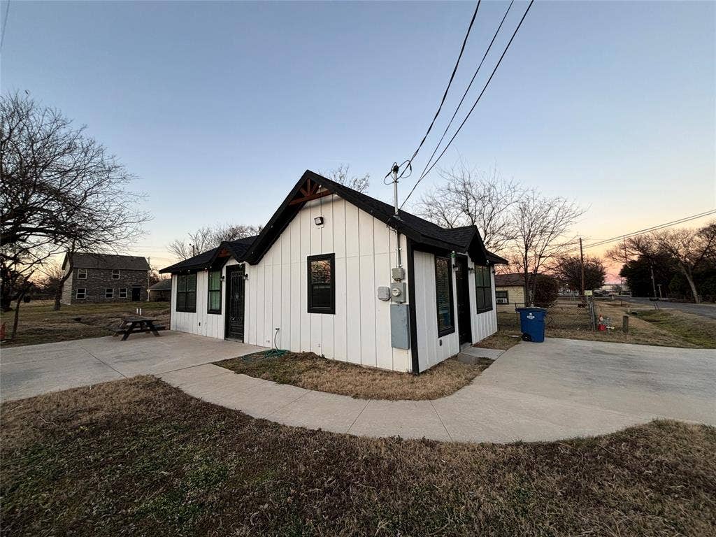 300 Avenue B, Ennis, TX 75119