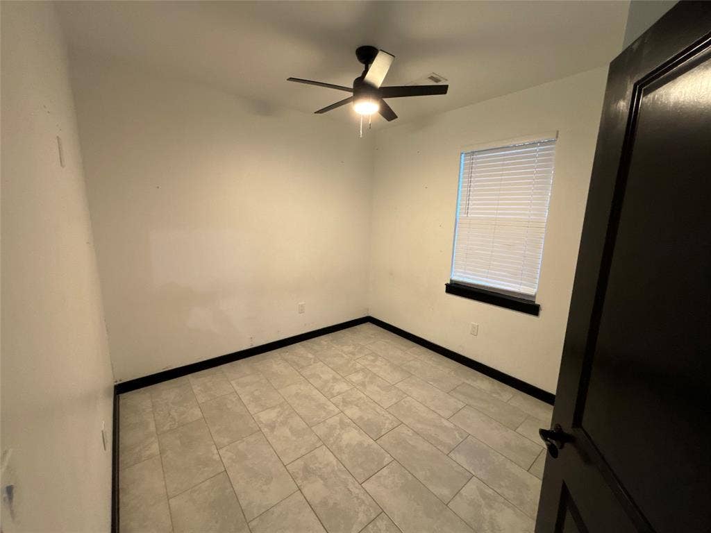300 Avenue B, Ennis, TX 75119