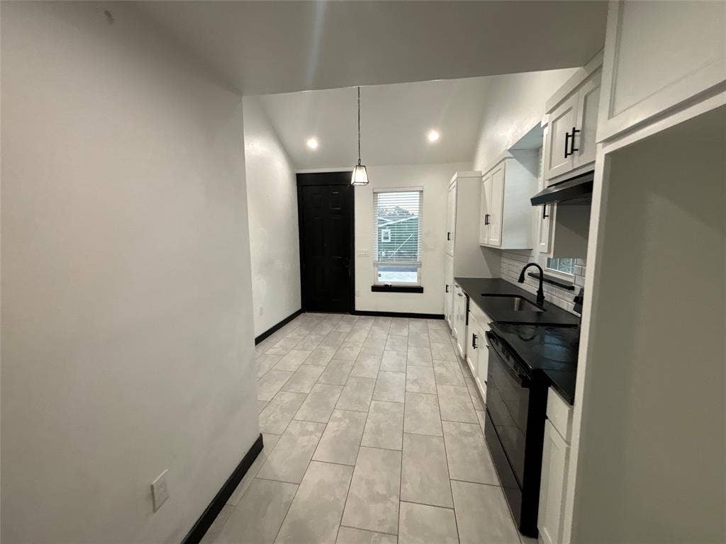 300 Avenue B, Ennis, TX 75119