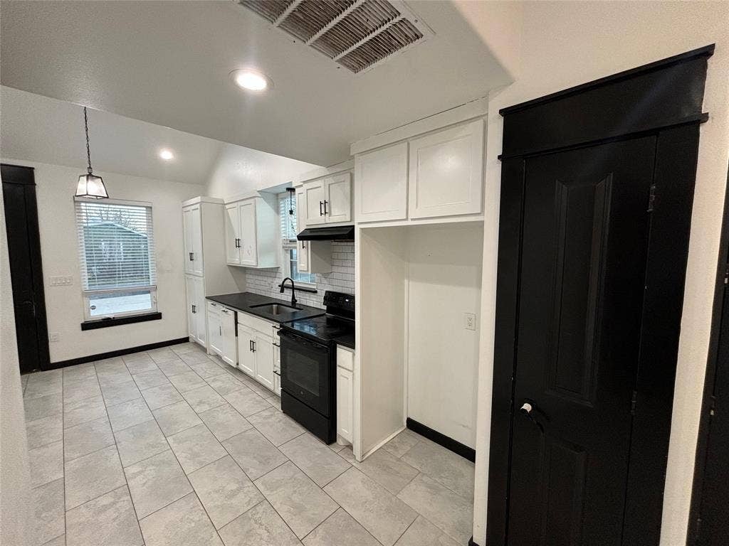 300 Avenue B, Ennis, TX 75119