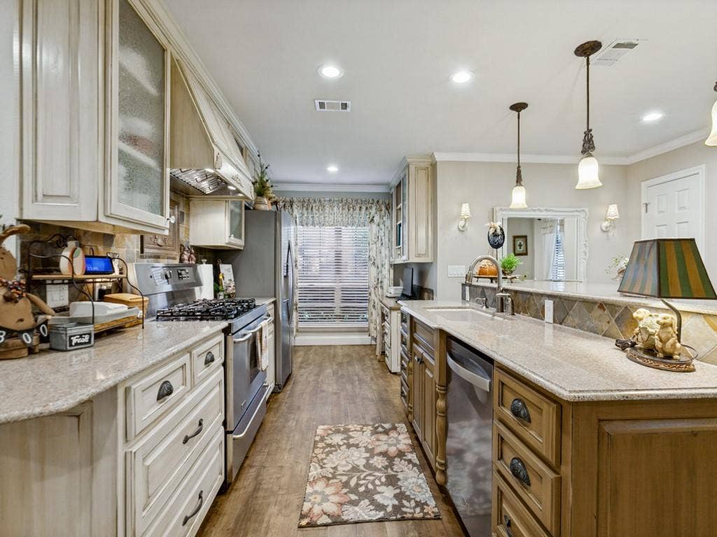 2712 Mollimar Drive, Plano, TX 75075 2712 Mollimar Drive, Plano, TX 75075