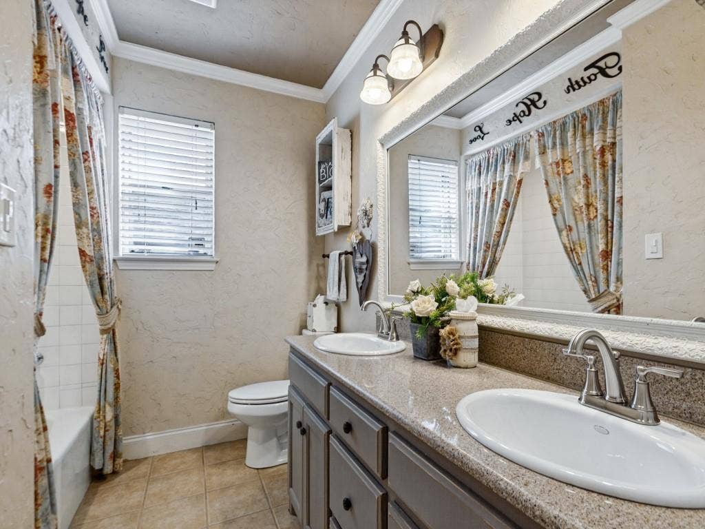 2712 Mollimar Drive, Plano, TX 75075 2712 Mollimar Drive, Plano, TX 75075