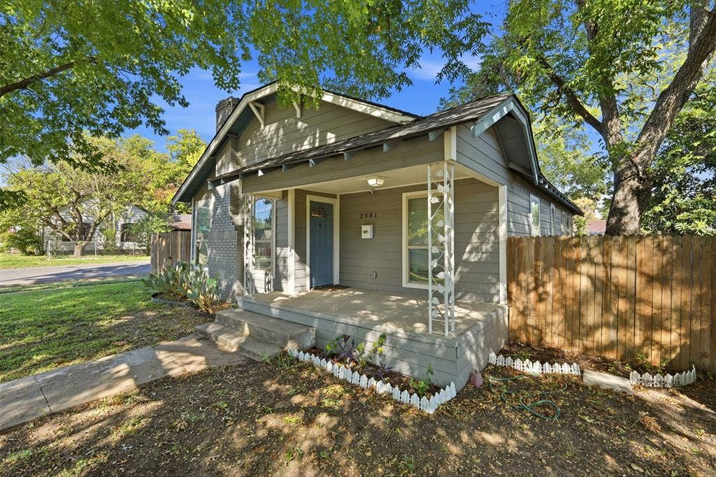 2551 Grafton Avenue, Dallas, TX 75211