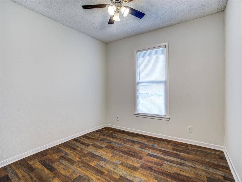 533 NW Lorna Street, Burleson, TX 76028