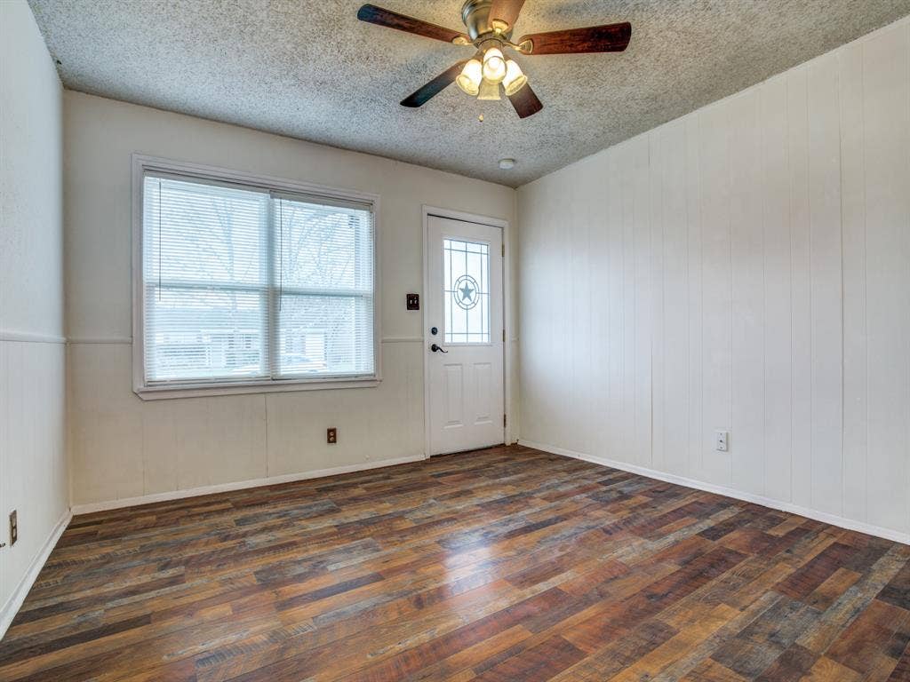 533 NW Lorna Street, Burleson, TX 76028