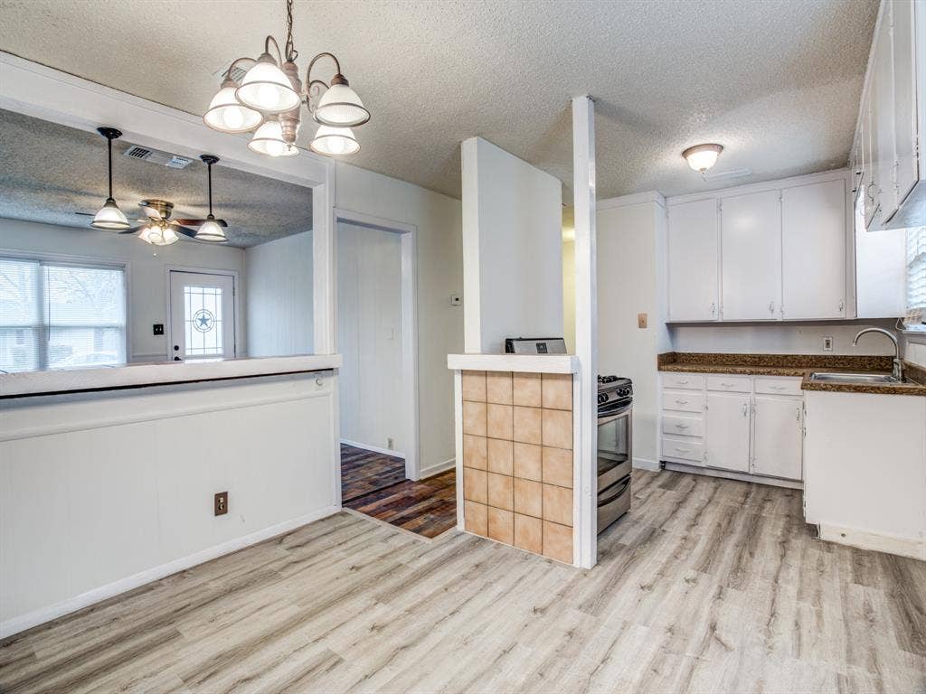 533 NW Lorna Street, Burleson, TX 76028