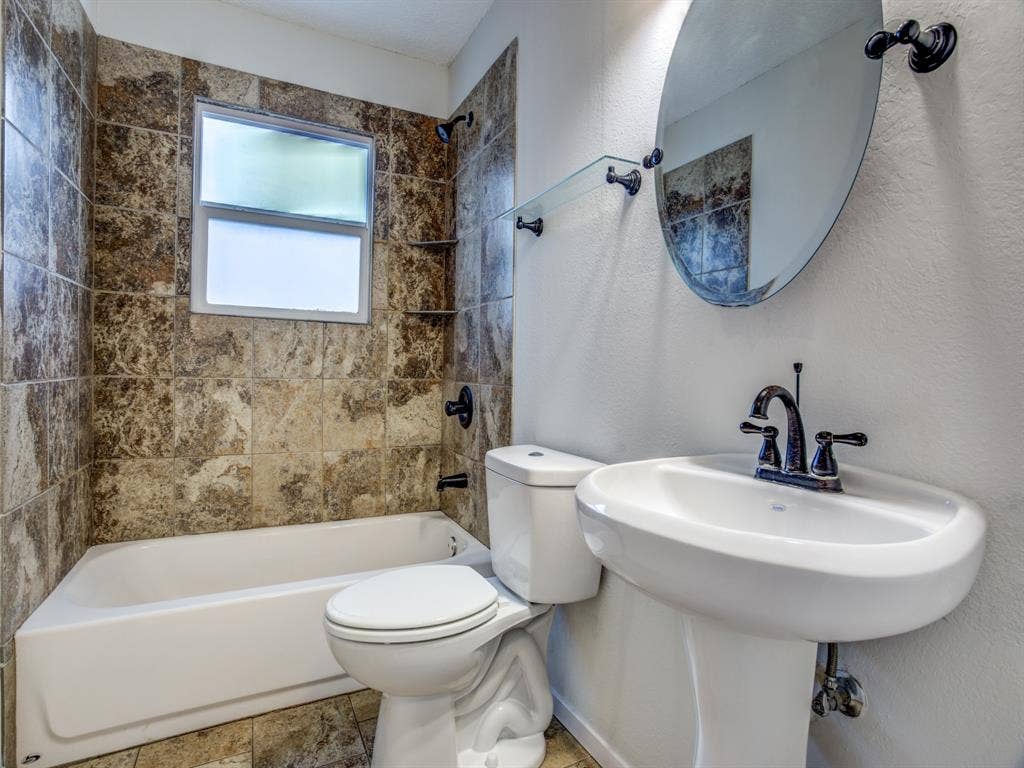 533 NW Lorna Street, Burleson, TX 76028