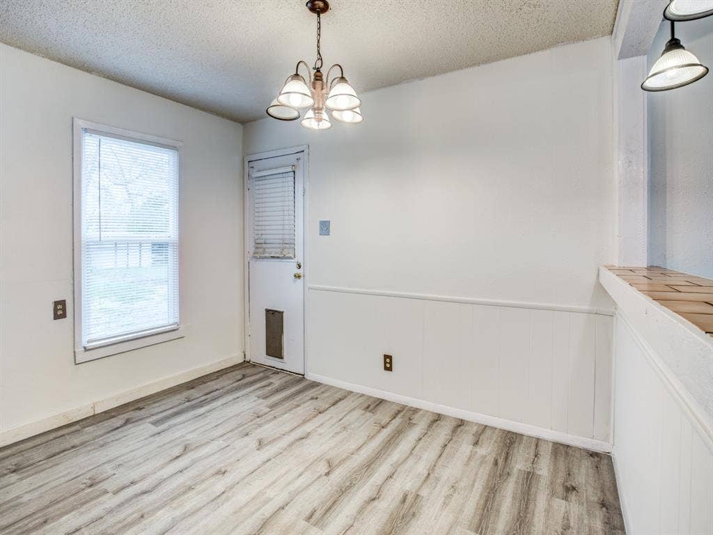 533 NW Lorna Street, Burleson, TX 76028