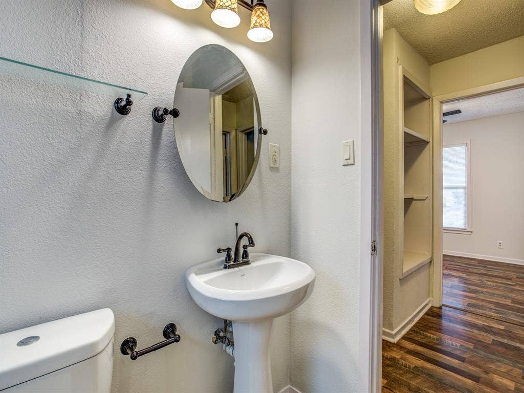 533 NW Lorna Street, Burleson, TX 76028