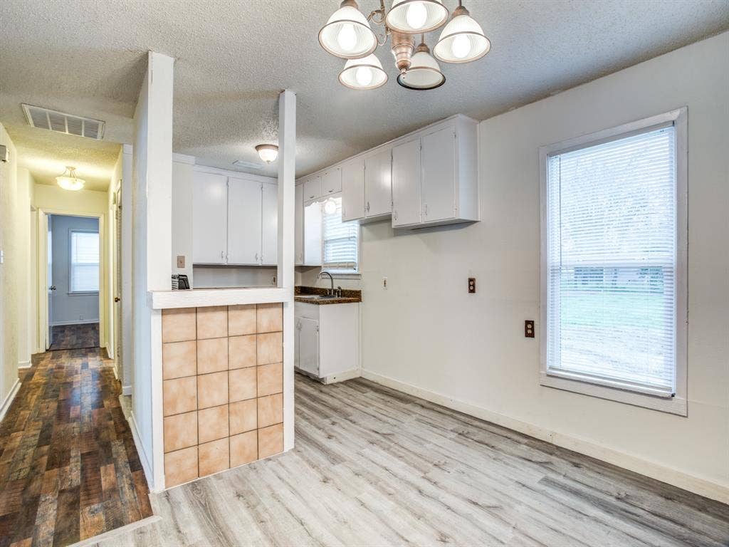533 NW Lorna Street, Burleson, TX 76028