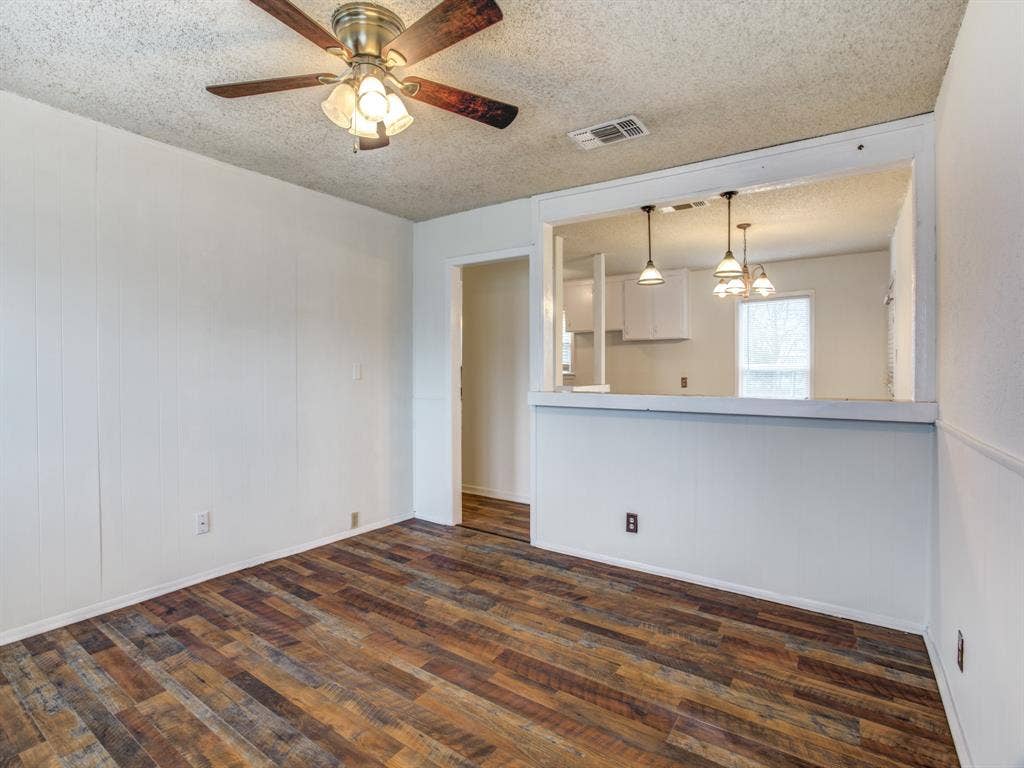 533 NW Lorna Street, Burleson, TX 76028
