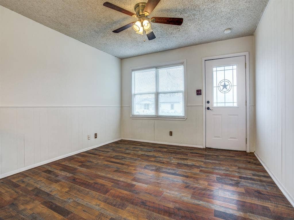 533 NW Lorna Street, Burleson, TX 76028