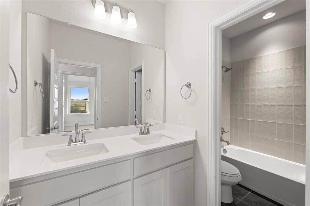 23_24. 3204 Agnew - 3RD Bath.jpg