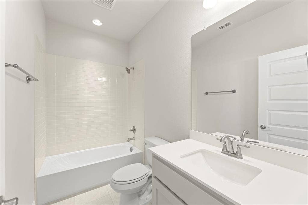 22_23. 3204 Agnew - 2ND Bath.jpg