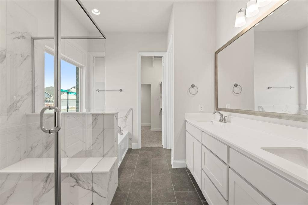 15_16. 3204 Agnew - Bath.jpg