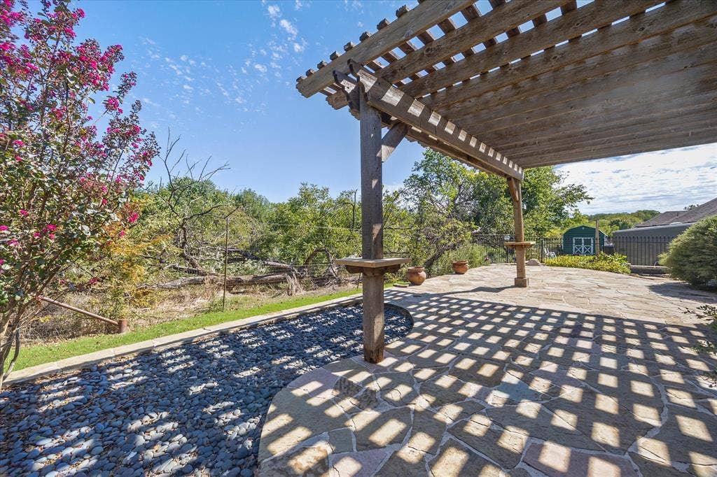 6412 Bluebonnet Drive, Rowlett, TX 75089 Expansive outdoor living areas overlook private back yard