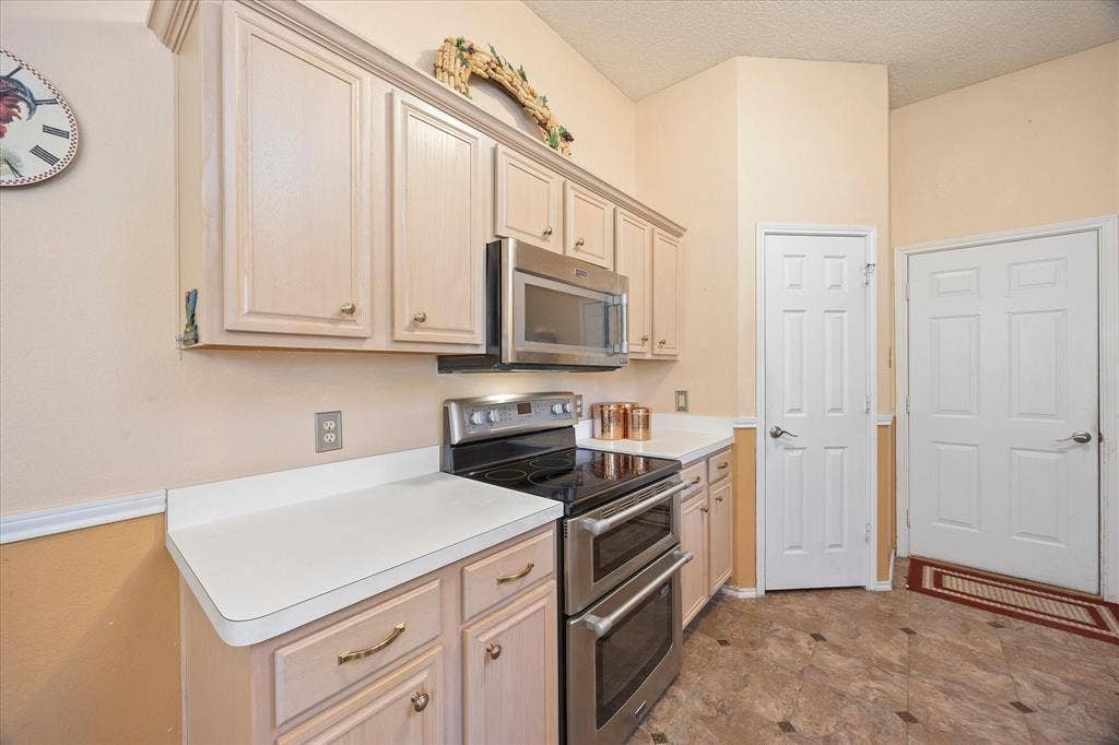 6412 Bluebonnet Drive, Rowlett, TX 75089 Updated kitchen includes stainless steel appliances!