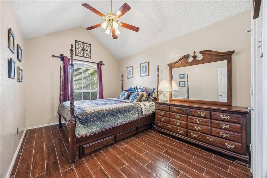 6412 Bluebonnet Drive, Rowlett, TX 75089 Your guest will love this space!