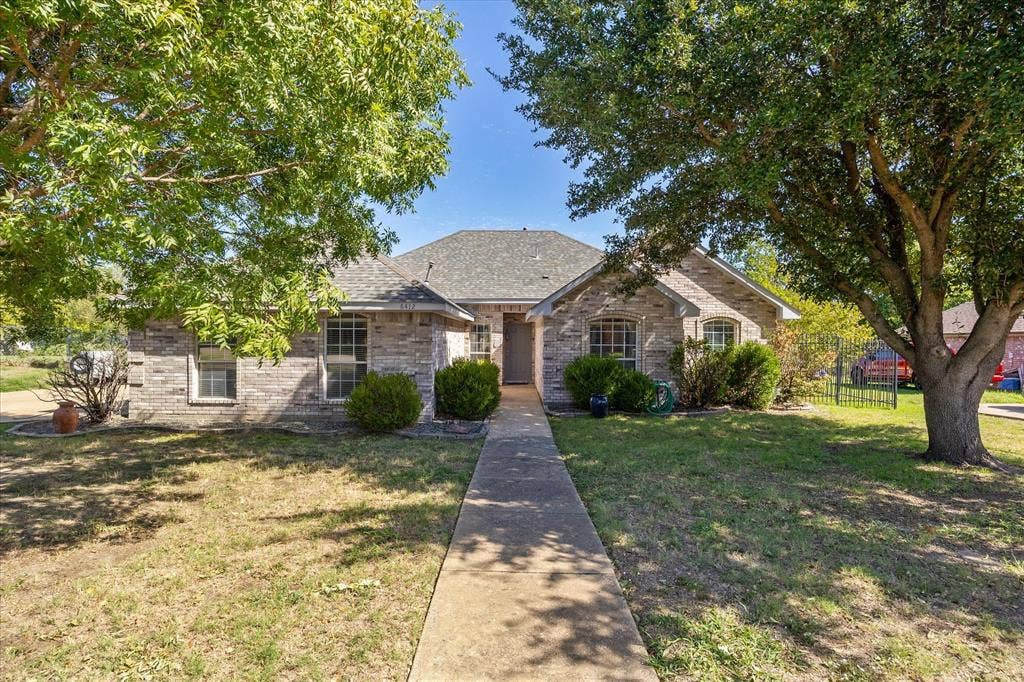 6412 Bluebonnet Drive, Rowlett, TX 75089 Stunning 1 story brick home welcomes your arrival