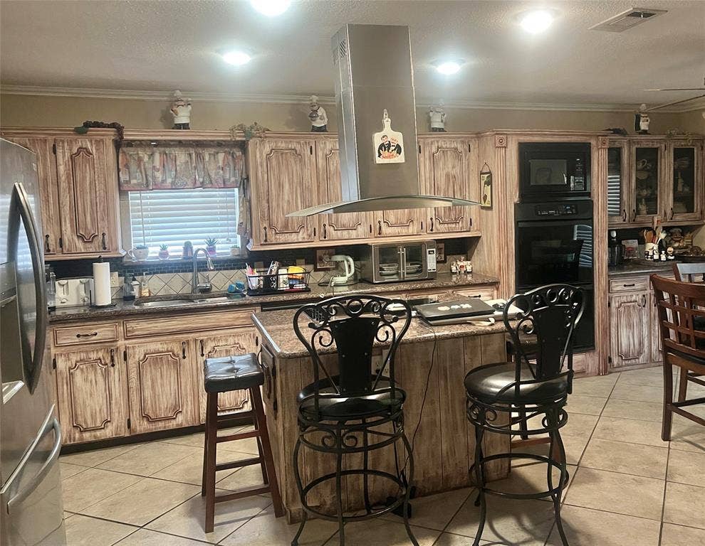 2612 Quail Run Drive, Plano, TX 75075 Kitchen has center island, built in hutch.