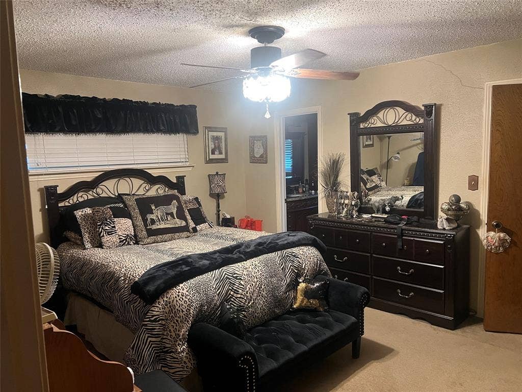 2612 Quail Run Drive, Plano, TX 75075 Nice master bedroom with ensuite bathroom.