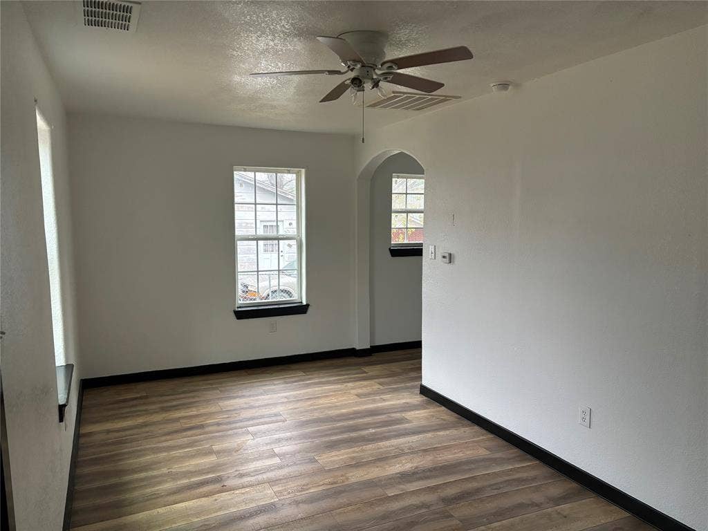401 E Freeman Street, Ennis, TX 75119