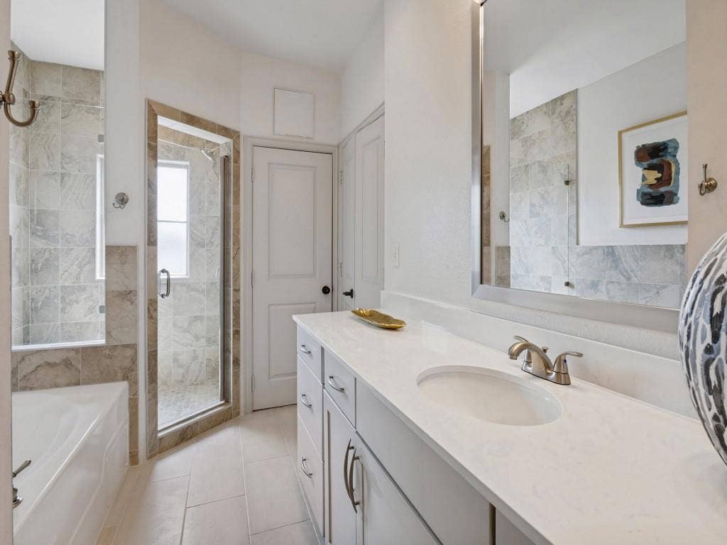 4201 Lomo Alto Drive, #4749, Highland Park, TX 75219 2nd primary bath & walk-in closet.