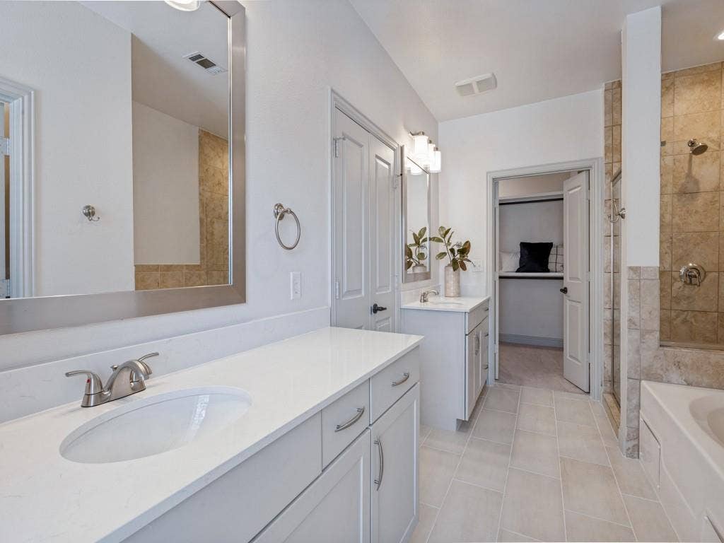 4201 Lomo Alto Drive, #4749, Highland Park, TX 75219 Primary bath with dual sinks & vanities. Walk-in closet.