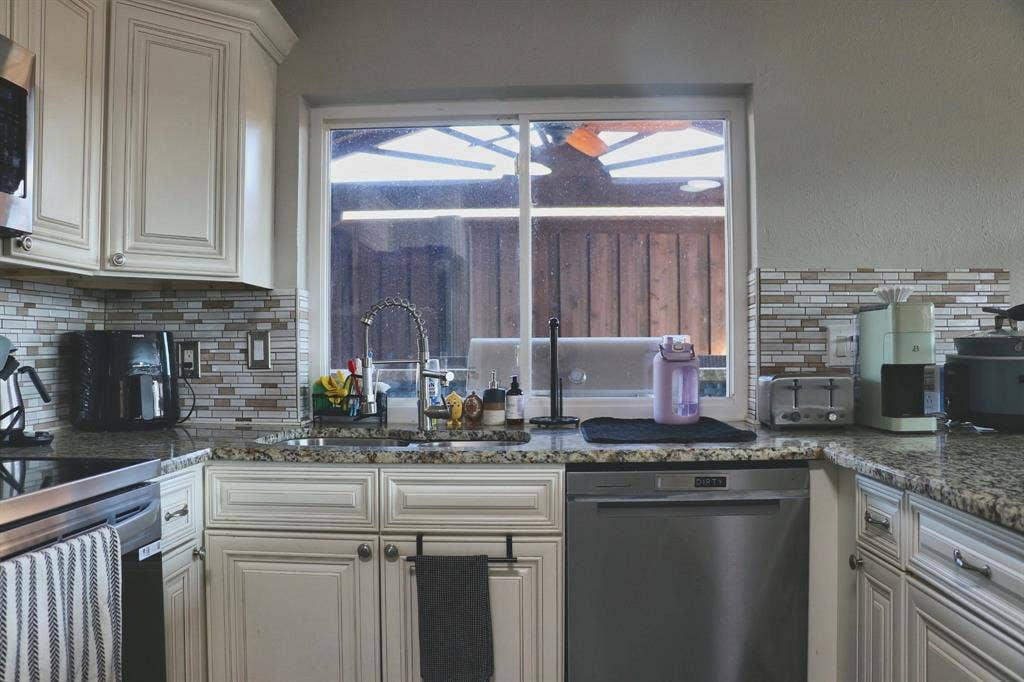 2400 Raintree Drive, Plano, TX 75074 2400 Raintree Drive, Plano, TX 75074