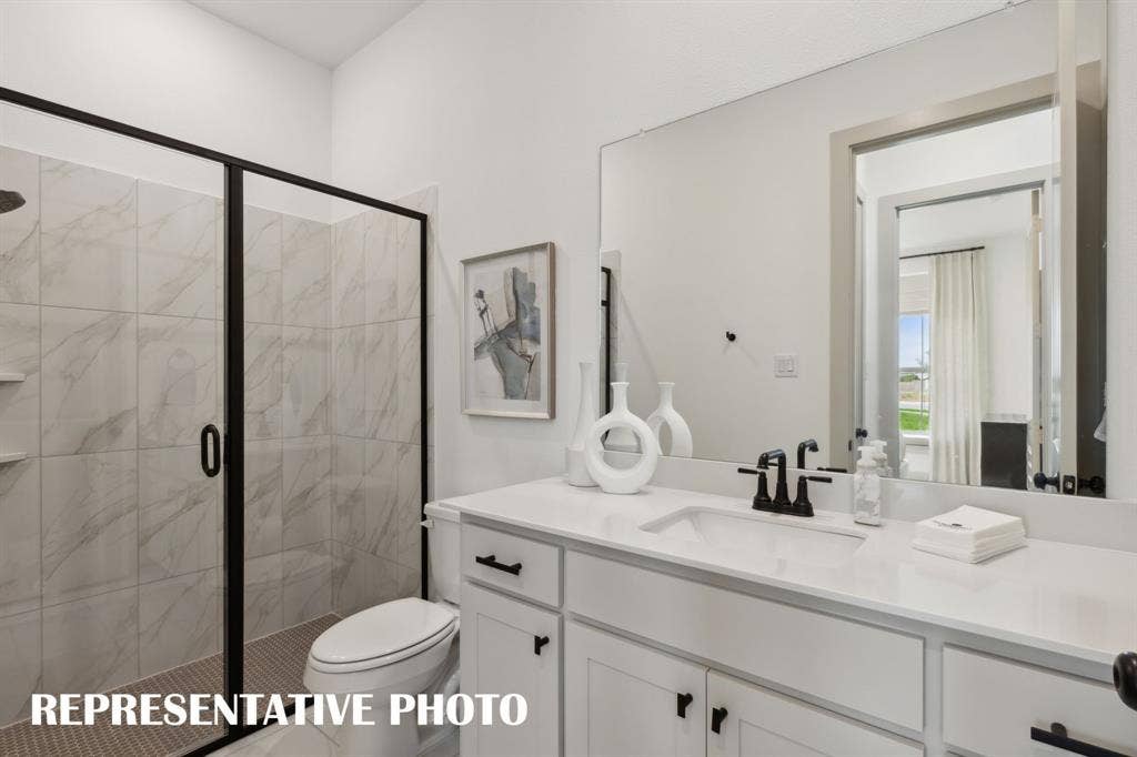 333 Walker Parkway, Celina, TX 75009 Friends and family will feel right at home in any of the beautifully finished guest baths in our Madeleine plan. REPRESENTATIVE PHOTO