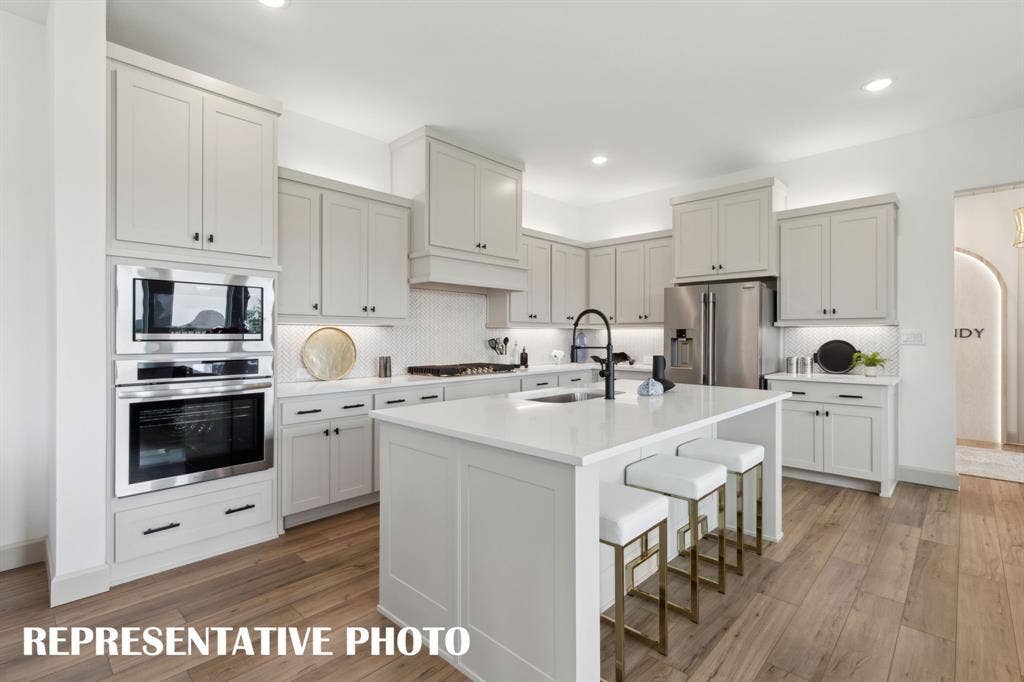 333 Walker Parkway, Celina, TX 75009 Style and sophistication abound in this dream kitchen! REPRESENTATIVE PHOTO