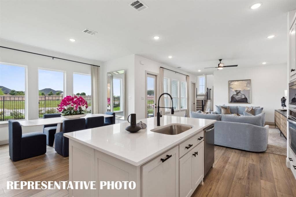 333 Walker Parkway, Celina, TX 75009 With the kitchen open to the dining and family rooms, the chef in the family will never be left out of the party! REPRESENTATIVE PHOTO