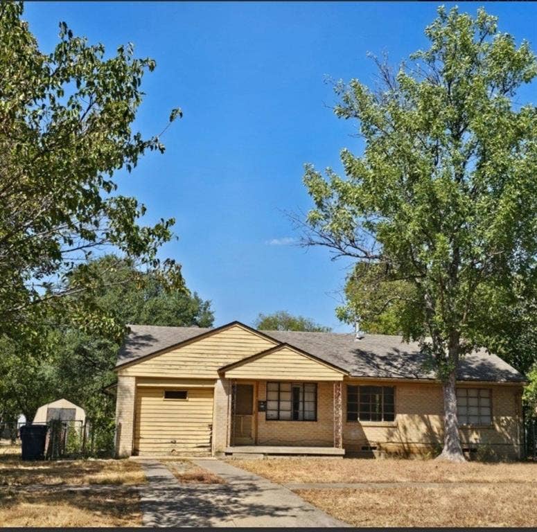 Property photo for 551 W Saner Avenue, Dallas, TX