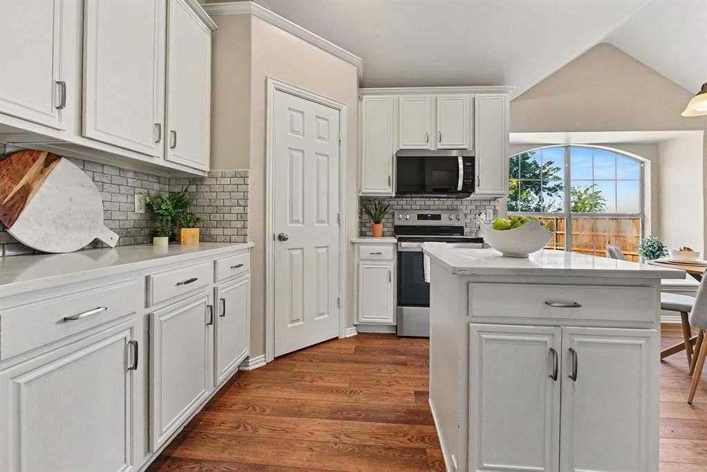 401 Stonebridge Circle, Allen, TX 75013 Kitchen with quartz counters and subway tile backsplash